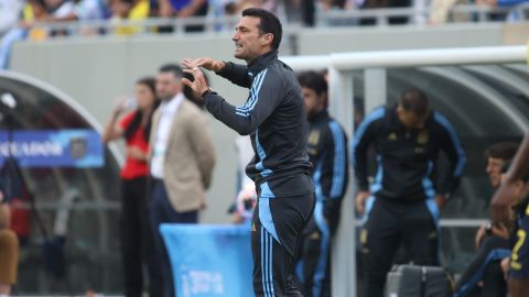 Chicago (United States), 09/06/2024.- Argentina head coach Lionel Scaloni directs players during the first half of the friendly soccer match between the national teams of Argentina and Ecuador at Soldier Field, in Chicago, Illinois, USA, 09 June 2024. (Futbol, Amistoso) EFE/EPA/TRENT SPRAGUE