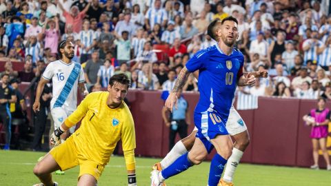 Landover (United States), 14/06/2024.- Argentina's Lionel Messi (R) scores a goal against Guatemala's goalkeeper Nicholas Hagen (L) during the friendly soccer match between Argentina and Guatemala in Landover, Maryland, USA, 14 June 2024. (Futbol, Amistoso) EFE/EPA/SHAWN THEW