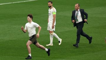 London (United Kingdom), 01/06/2024.- A pitch invader runs after few seconds into the match during the UEFA Champions League final match of Borussia Dortmund against Real Madrid, in London, Britain, 01 June 2024. (Liga de Campeones, Rusia, Reino Unido, Londres) EFE/EPA/ANDY RAIN