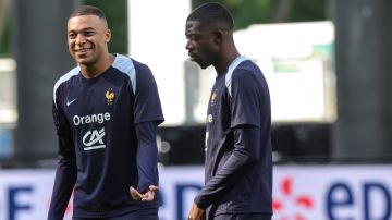 Metz (France), 04/06/2024.- Kylian Mbappe (L) and Ousmane Dembele (R) of France in action during a training session in Metz, France, 04 June 2024. France will play against Luxembourg as they prepare for the UEFA EURO 2024 that will start on 14 June in Germany. (Francia, Alemania, Luxemburgo, Luxemburgo) EFE/EPA/Teresa Suarez