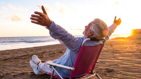 Hombre gana la lotería en sus vacaciones