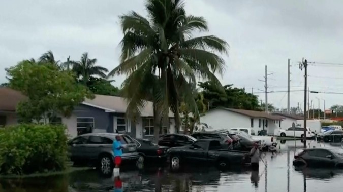 Florida espera más lluvias mientras millones de personas permanecen bajo alerta de inundaciones