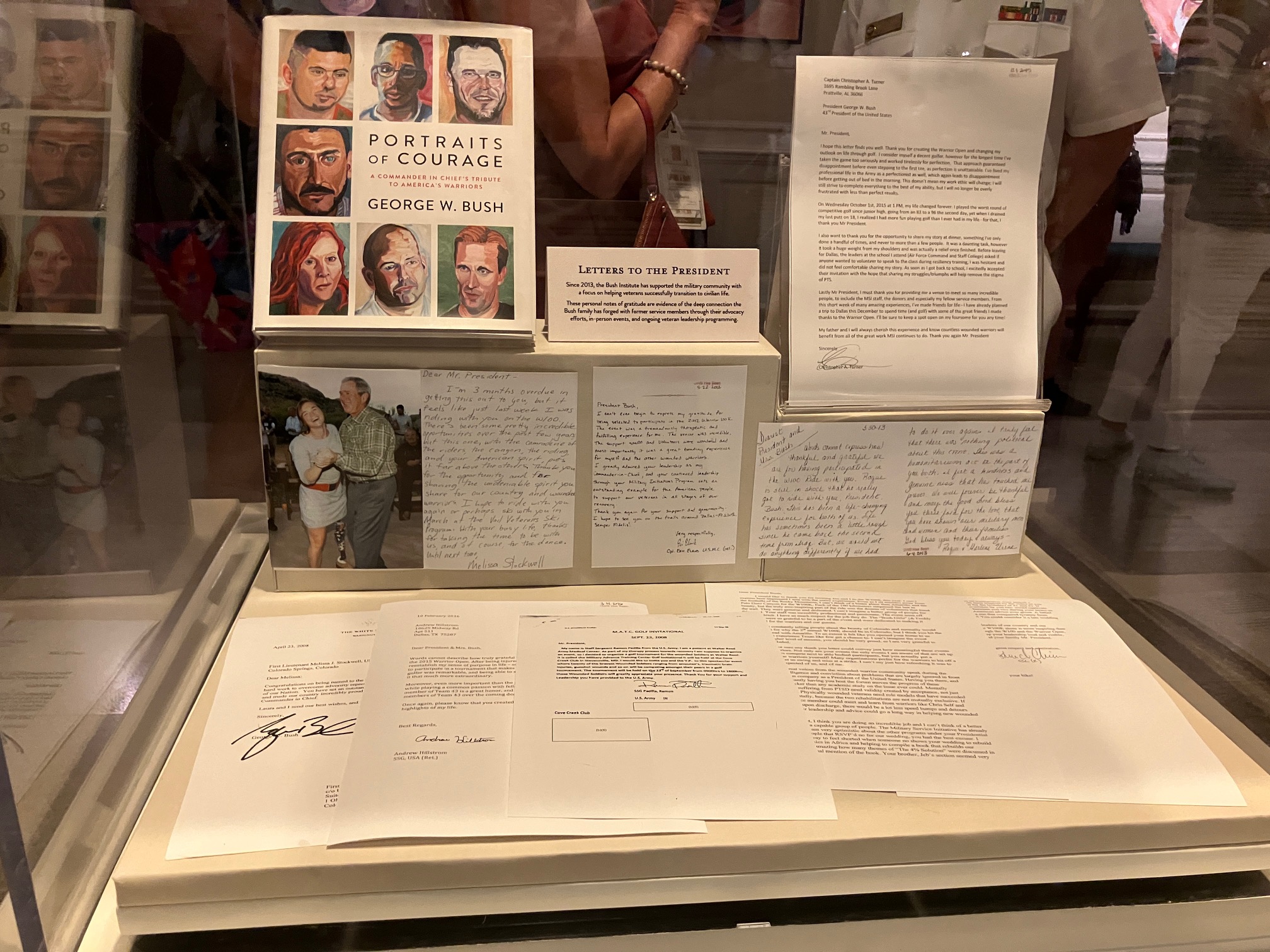 La vitrina muestra el libro con las historias y retratos de veteranos y cartas de estos al expresidente George W. Bush.