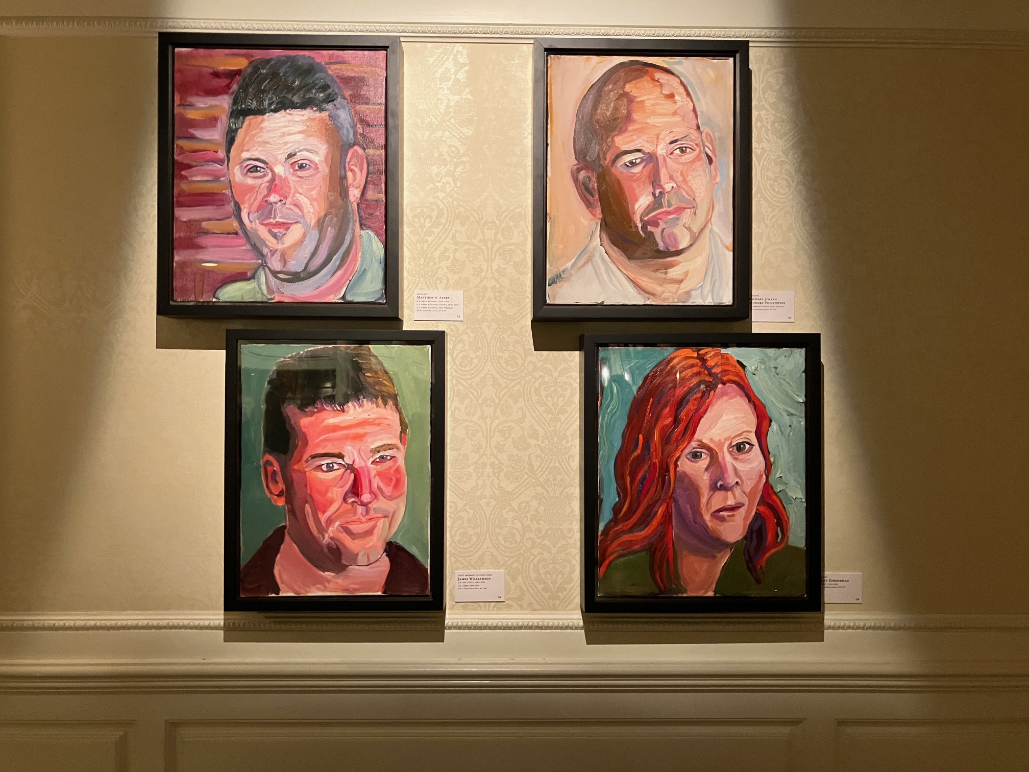 Los retratos de veteranos pintados por el expresidente George Bush que se exhiben en EPCOT.