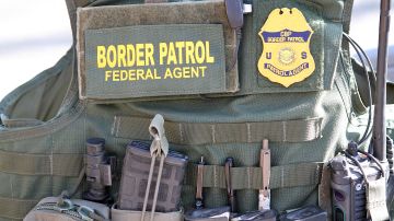 Exoficial de CBP en Florida acusado de robar miles de dólares a viajeros