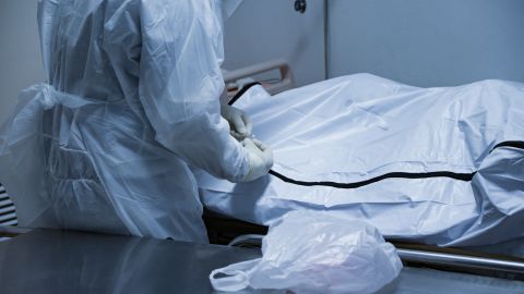 Sorprenden a trabajador funerario de Nebraska robando la muñeca sexual de un muerto