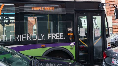 Descubren un feto humano en el asiento de un autobús en Baltimore