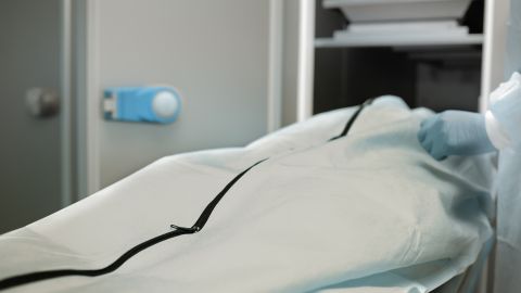Mujer dada por muerta es hallada respirando en funeraria de Nebraska