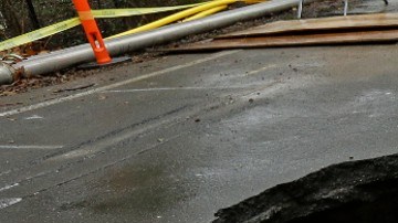 Socavón de 30 pies de profundidad y 100 pies de ancho se traga un campo de futbol en Illinois