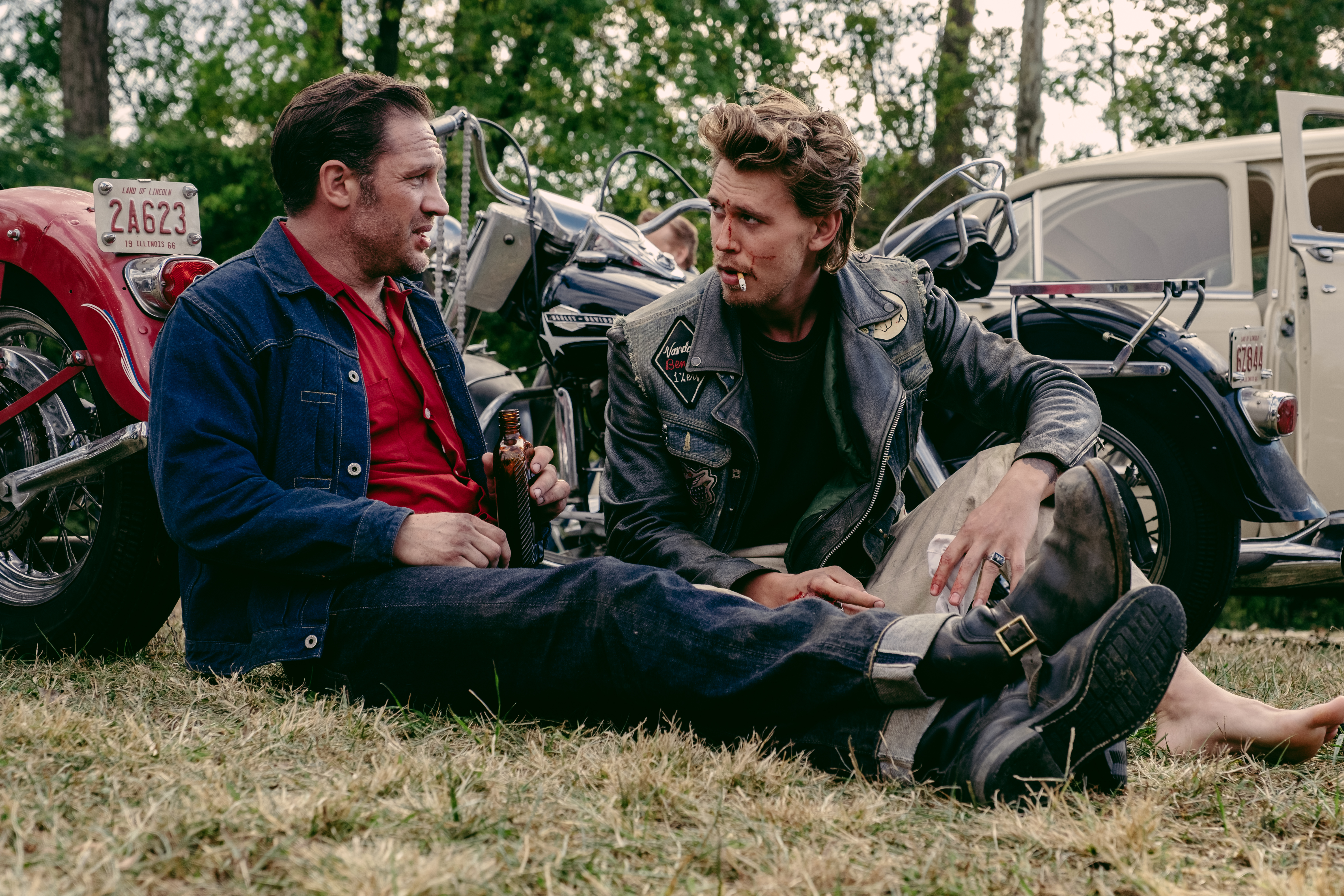 Tom Hardy como 'Johnny' y Austin Butler como 'Benny' en "The Bikeriders"
