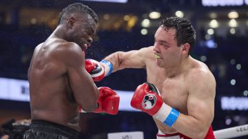 Julio César Chávez Jr. conecta a Uriah Hall durante la pelea realizada en Tampa. El mexicano no había peleado en 31 meses.