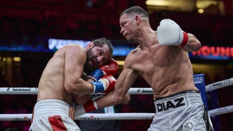 Nate Diaz castiga a Jorge Masvidal durante su combate en Anaheim, California.