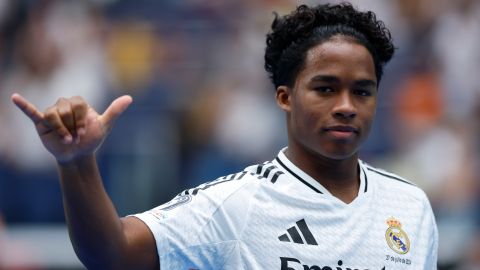 El joven brasileño Endrick durante su presentación con el Real Madrid en el Santiago Bernabéu.