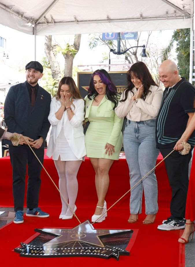 Jacqie, Chiquis, Jenicka, Johnny y Michael, hijos de Jenni Rivera, acompañados de amigos como Gloria Trevi y familiares como Lupillo Rivera, Rosie Rivera, Doña Rosa y Don Pedro Rivera, entre otros, recibieron y develaron la estrella póstuma de Jenni Rivera en el Paseo de la Fama de Hollywood, donde proclamaron también el 27 de junio como el "Día de Jenni Rivera"/Los Angeles, 27 de junio 2024.
