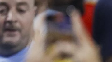 Darwin Núñez en la confrontación con los aficionados en la gradas.