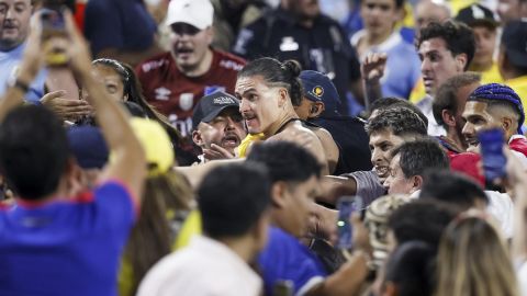 Darwin Núñez en la confrontación con los aficionados en la gradas.