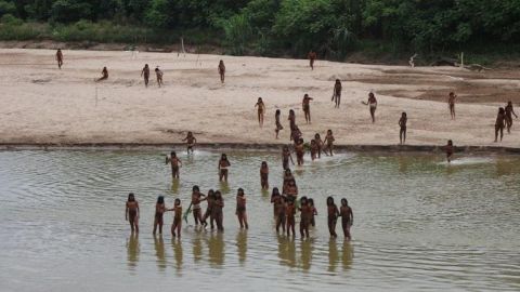 La oscura realidad detrás de las imágenes inéditas de la tribu indígena no contactada de Perú