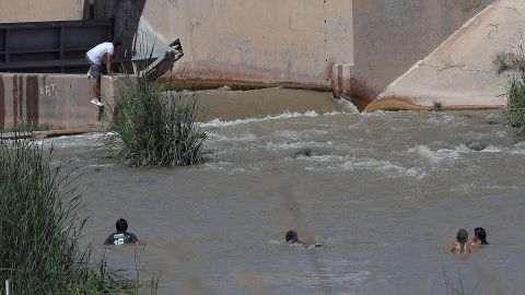 Operativo entre México y EE.UU. logra rescate de 54 migrantes en el río Bravo