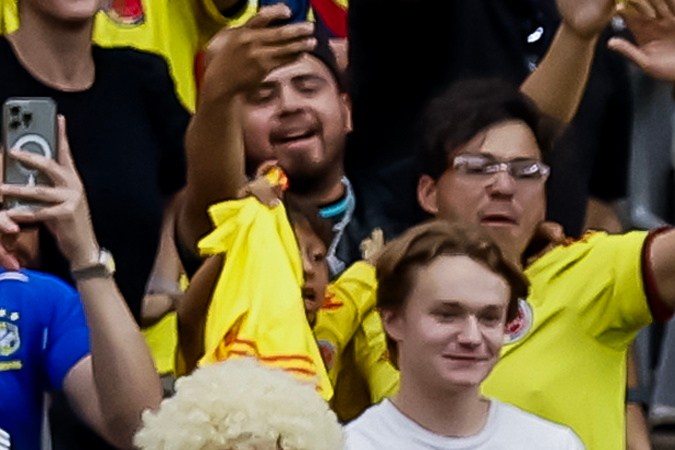 James Rodríguez celebrando junto a sus compañeros delante de la afición colombiana en el State Farm Stadium de Glendale.