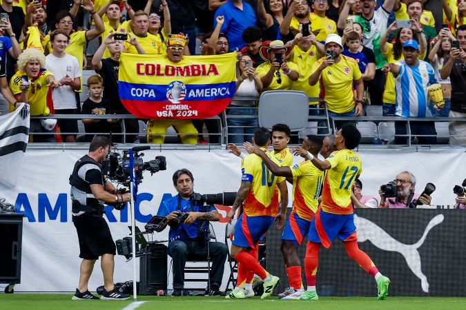 James Rodríguez celebrando junto a sus compañeros delante de la afición colombiana en el State Farm Stadium de Glendale.