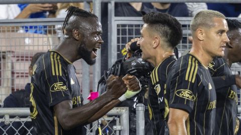 AME9524. PASADENA (ESTADOS UNIDOS), 04/07/2024.- Kei Kamara (i) de Los Ángeles FC celebra un gol ante Los Ángeles Galaxy, este jueves durante un partido de la Mayor League Soccer (MLS) en el estadio Rose Bowl Stadium, en Pasadena (EWstados Unidos). EFE/ Armando Arorizo