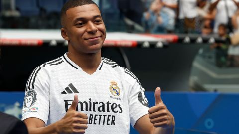 El astro francés Kylian Mbappé luciendo el uniforme del Real Madrid durante su presentación este martes en el Santiago Bernabéu.
