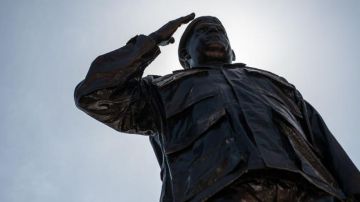 Derriban al menos 5 estatuas de Hugo Chávez durante las protestas en Venezuela