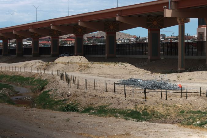 Texas comenzó a retirar la alambrada con cuchillas que lesionó a miles de inmigrantes.
