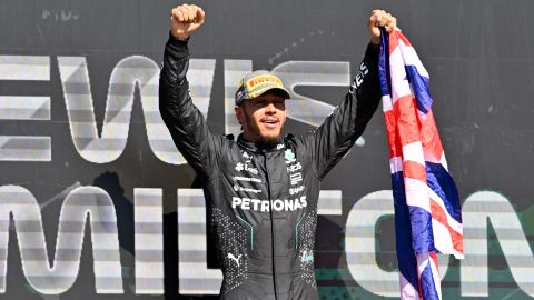Towcester (United Kingdom), 07/07/2024.- Lewis Hamilton of Britain celebrates on the podium winning the Formula One British Grand Prix at the Silverstone Circuit racetrack in Towcester, Britain, 07 July 2024. (Fórmula Uno, Reino Unido) EFE/EPA/PETER POWELL