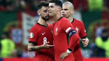 El capitán portugués, Cristiano Ronaldo, siendo consolado por Bruno Fernandes y Pepe tras haber fallado un penal.
