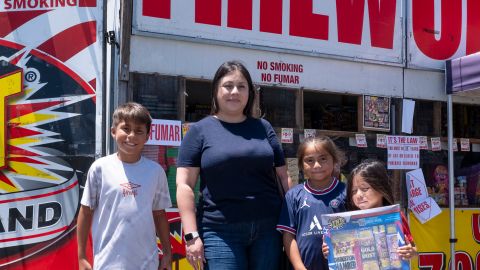Daisy Alvarez posa para un retrato con sus hijos Max Robles, Ruby Robles e Iris Robles después de comprar fuegos artificiales en Garden Grove.