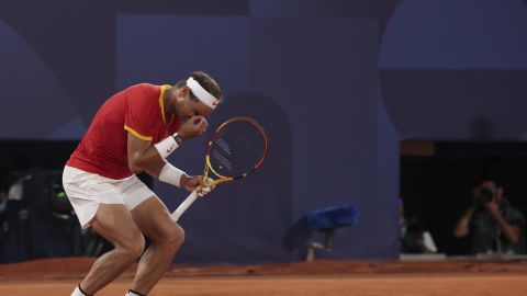 PARÍS, 31/07/2024.- El español Rafa Nadal tras perder ante los estadounidenses Austin Krajicek y Rajee Ram en los cuartos de final de dobles masculinos de tenis de los Juegos Olímpicos de París 2024, en el complejo de tenis Roland Garros de París. EFE/ Juanjo Martín