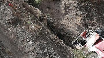 Al menos 26 muertos por caída de autobús a un abismo en Perú
