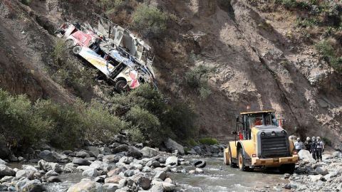 Al menos 26 muertos por caída de autobús a un abismo en Perú