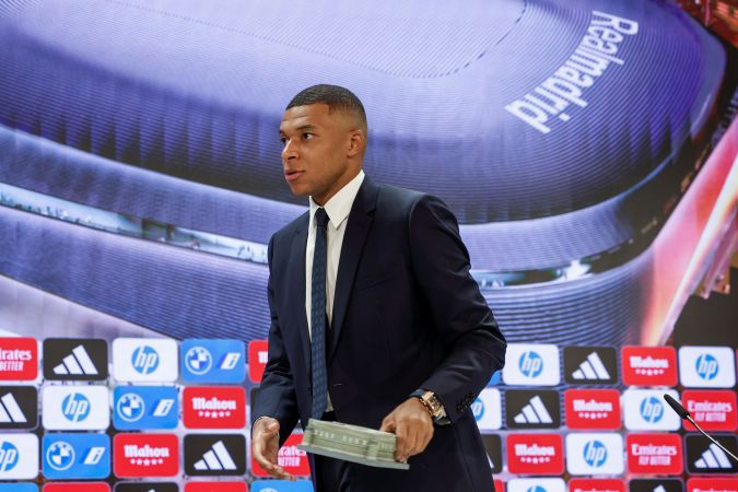 El astro francés Kylian Mbappé durante la rueda de prensa ofrecida tras su presentación como nuevo jugador del Real Madrid en el estadio Santiago Bernabéu de la capital española.