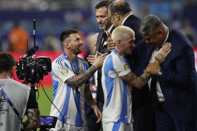 El momento en el que Lionel Messi recibe su medalla de campeón antes de levantar el trofeo de la Copa América Estados Unidos 2024.