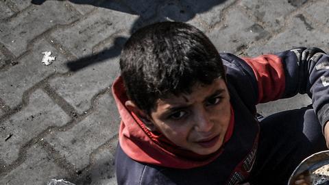 Los conflictos bélicos han agudizado el hambre en el mundo. En la foto, niños palestinos desplazados por la guerra en Gaza