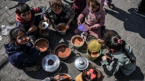 Los conflictos bélicos han agudizado el hambre en el mundo. En la foto, niños palestinos desplazados por la guerra en Gaza