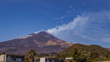 Elevan la alerta del volcán italiano Etna por erupción