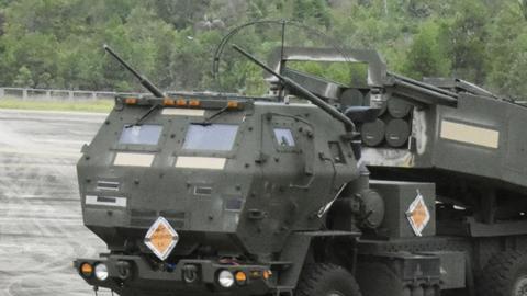 Dos lanzacohetes HIMARS (al fondo) durante un ejercicio militar en Filipinas.