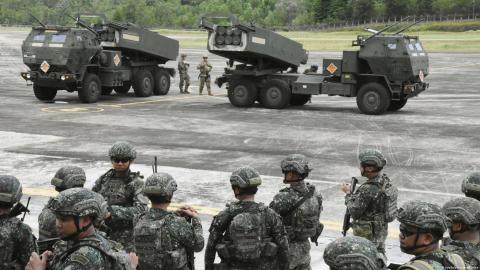 Dos lanzacohetes HIMARS (al fondo) durante un ejercicio militar en Filipinas.