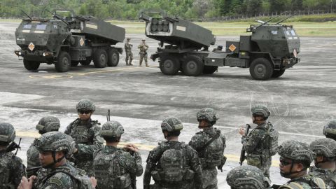 Dos lanzacohetes HIMARS (al fondo) durante un ejercicio militar en Filipinas.