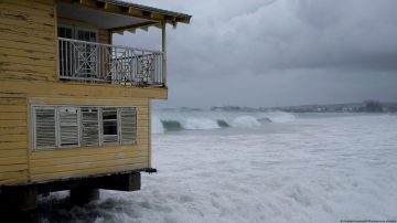 Imagen de la playa en Bridgetown, Barbados, durante el paso del huracán Beryl el lunes.