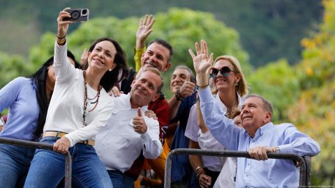 La líder opositora María Corina Machado toma una selfie junto al candidato presidencial Edmundo Gonzalez.