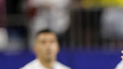 Los jugadores colombianos Kevin Castaño y Yerry Mina reaccionan eufóricos al finalizar la súper intensa semifinal de la Copa América contra Uruguay en Charlotte.