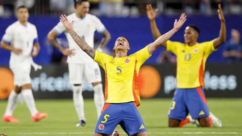 Los jugadores colombianos Kevin Castaño y Yerry Mina reaccionan eufóricos al finalizar la súper intensa semifinal de la Copa América contra Uruguay en Charlotte.