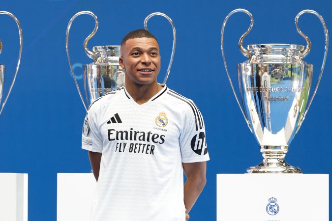 El francés Kylian Mbappé posando delante de los trofeos ganados por el Real Madrid en la Champions League, competición que domina históricamente el cuadro merengue.