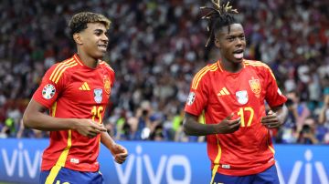 Berlin (Germany), 14/07/2024.- Nico Williams of Spain celebrates scoring the 1-0 goal with Lamine Yamal (L) who assisted him during the UEFA EURO 2024 final soccer match between Spain and England, in Berlin, Germany, 14 July 2024. (Alemania, España) EFE/EPA/CHRISTOPHER NEUNDORF