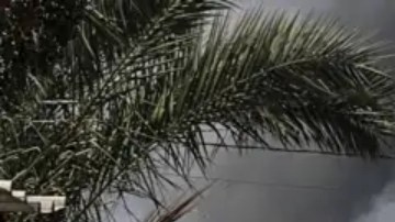 Palestinos corren a esconderse después del ataque contra la escuela