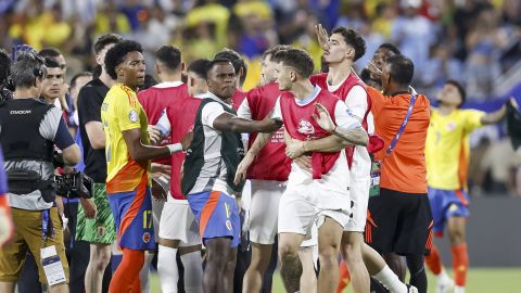 Charlotte (United States), 10/07/2024.- Members of the Uruguay team and the Colombia team argue after the CONMEBOL Copa America 2024 semi-finals match between Uruguay and Colombia in Charlotte, North Carolina, USA, 10 July 2024. EFE/EPA/BRIAN WESTERHOLT
